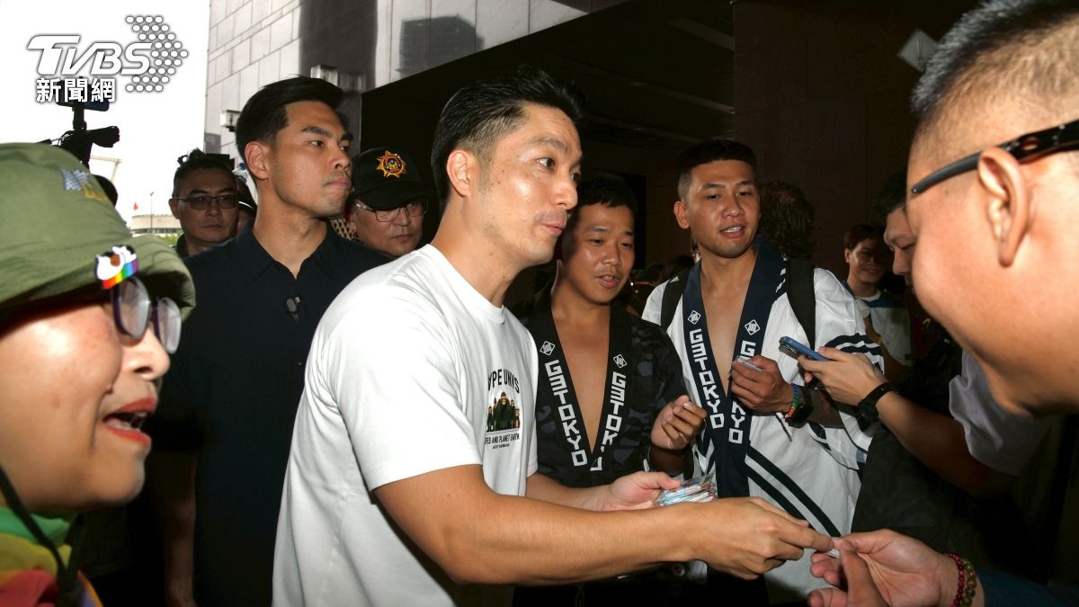 台北市長蔣萬安在同志遊行現場發彩虹幸福御守。(圖／胡瑞麒攝)