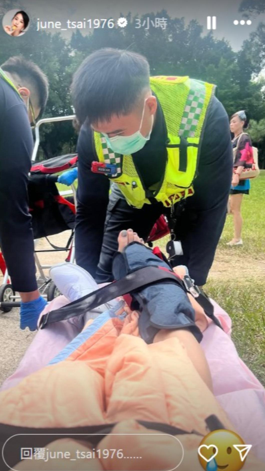 六月腳踝受傷被抬上擔架。(圖/翻攝自六月IG)