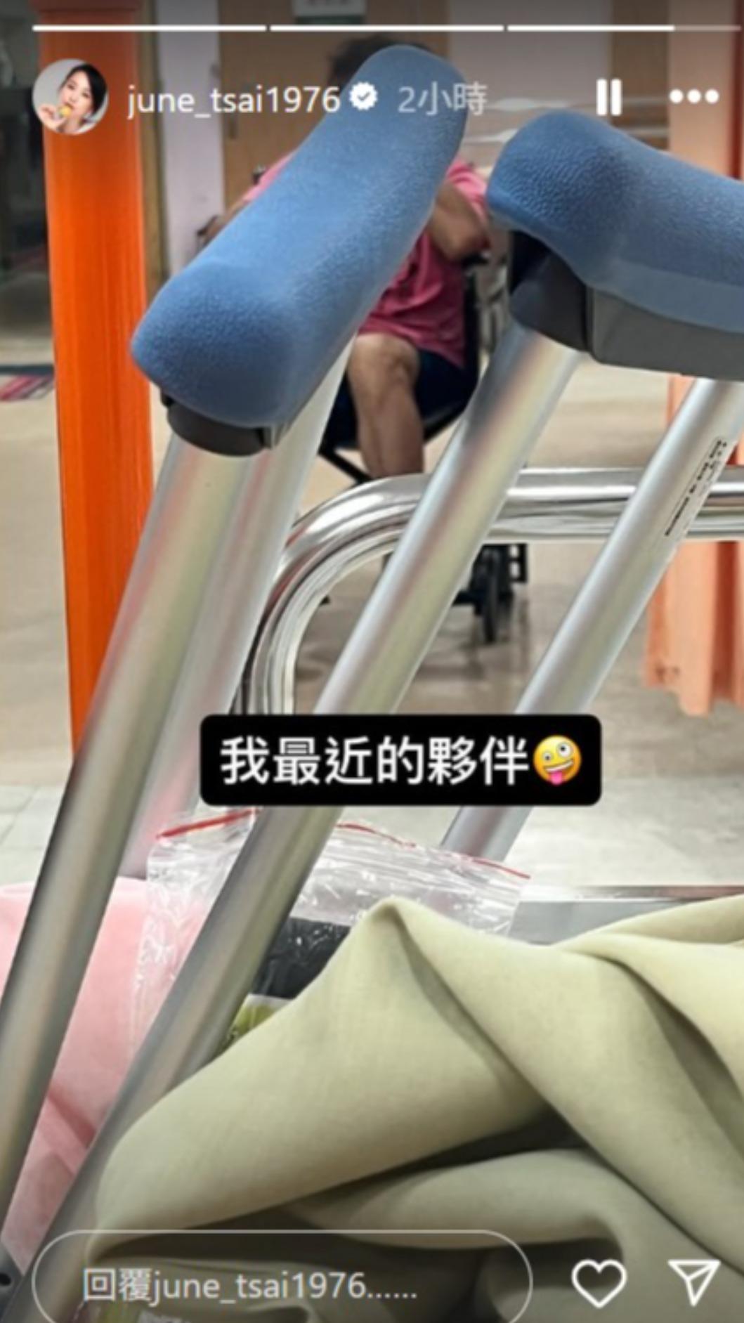 六月腳扭傷送醫。(圖/翻攝自六月IG)