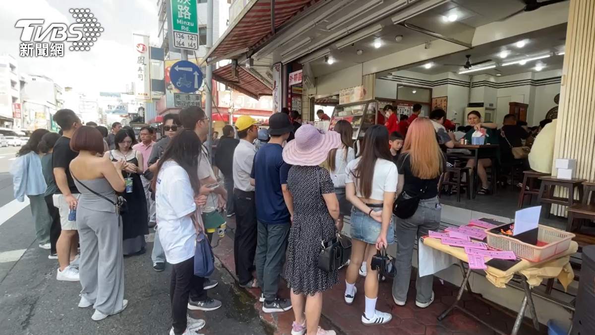 火雞肉飯店前的排隊人潮相當驚人,隊伍綿延數十公尺,甚至轉彎後仍在延續。(圖/TVBS)