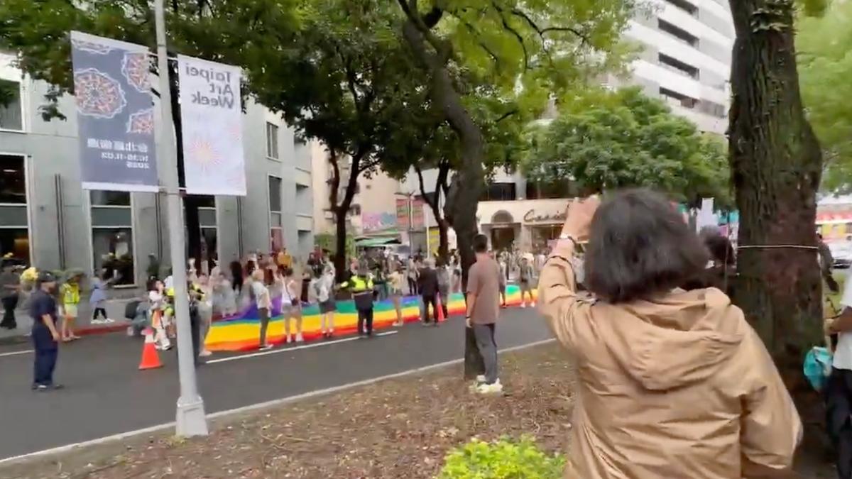 蔡英文帶愛犬現身同志遊行　民眾驚喜揮手喊「蔡總統好！」