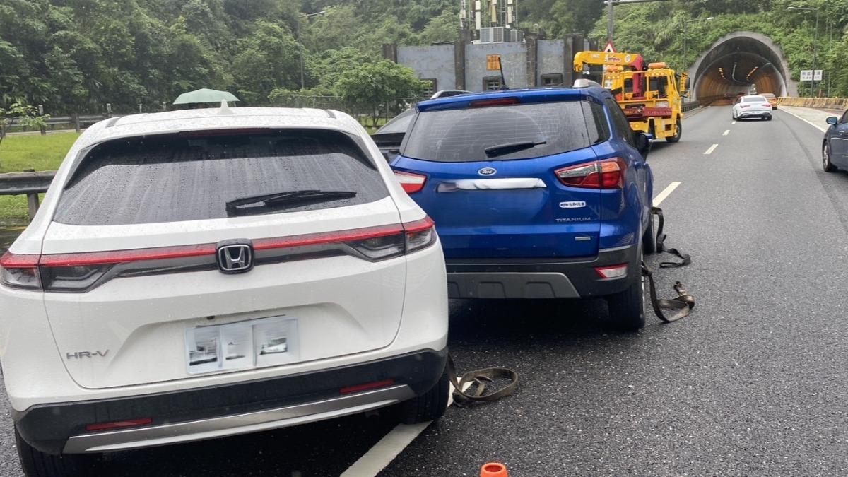 國五驚見路倒猴，3車連環撞，疑看猴分心釀禍。（圖／警方提供）