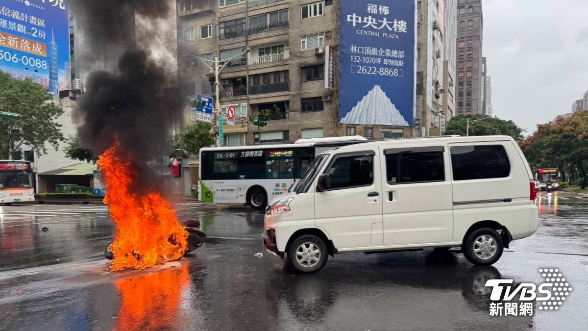 台北市敦化南路發生火燒車事故,機車燒成只剩骨架。(圖/TVBS)