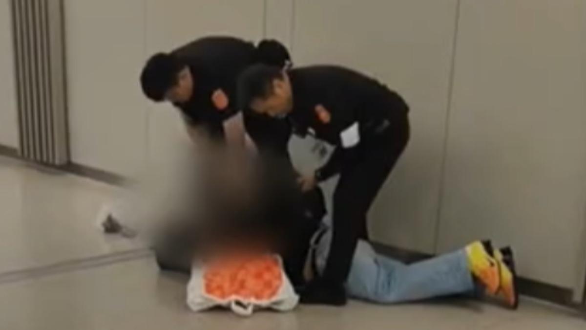 男子機上喝2瓶白葡萄酒偷抽菸,下機大鬧航警。(圖/翻攝 社會事新聞影音)