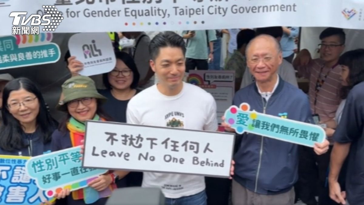 沿路民眾搶合照! 蔣萬安現身同志大遊行。(圖/TVBS)