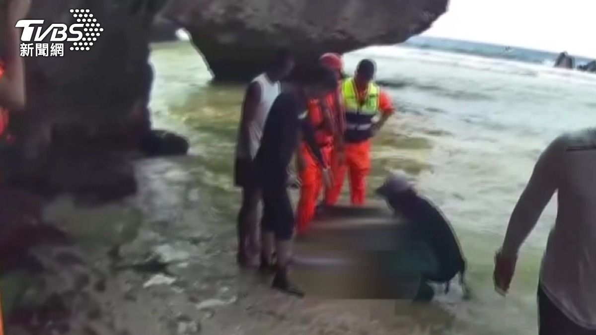35歲男子進行水肺潛水突溺水失聯，海巡人員在沙灘附近找到人，連忙拉上岸。（圖／TVBS）