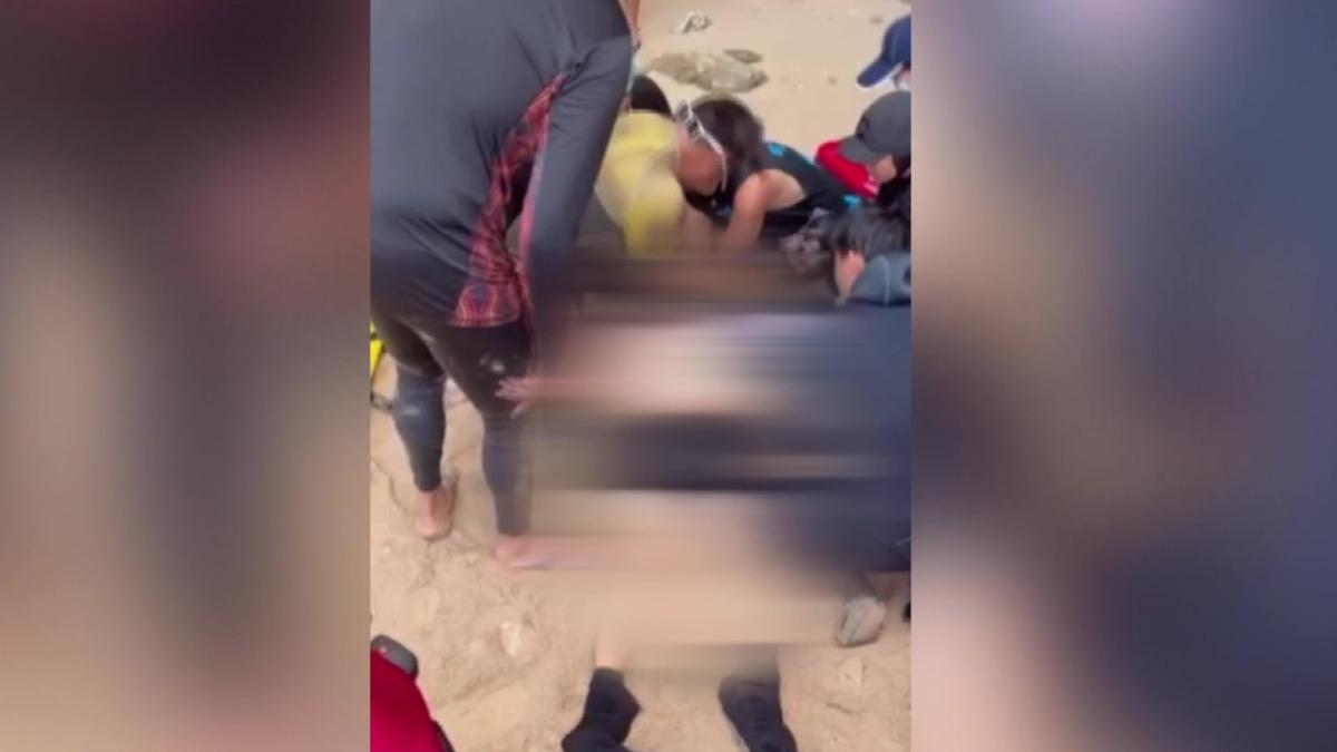 熱心民眾連忙替溺水男子CPR，奇怪的是，男子竟沒有配戴潛水裝備。（圖／羅文凱提供）