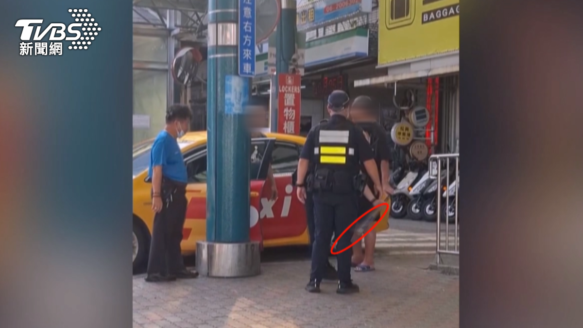 吳姓司機憤怒地打開後車箱，取出一支球棒，走向對方並互相飆罵。（圖／翻攝Threads_kang_chih_wei）