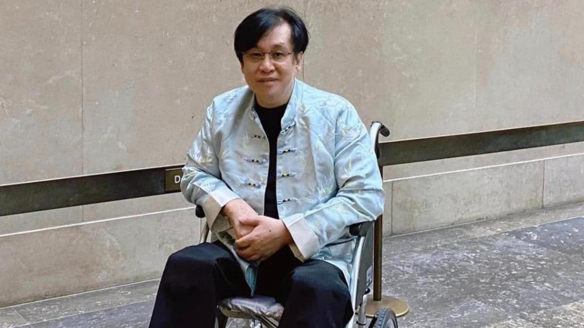 63歲男星怒了!坐輪椅「連滾帶爬進飛機」 痛批:最沒人性機場
