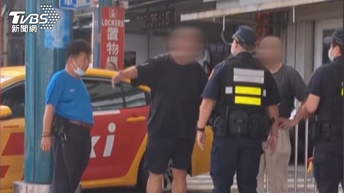民眾見狀立即通報鐵路警察，警方迅速趕到現場，一個箭步上前奪走球棒。（圖／翻攝Threads_kang_chih_wei）