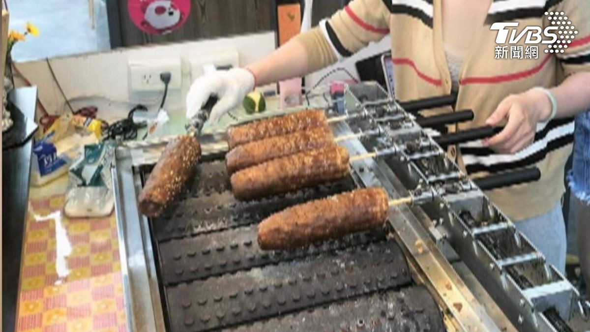高雄一烤玉米攤商指控55萬元加盟金太高,控告業者詐欺,但業者反駁加盟主使用發霉玉米,影響食安。(圖/TVBS)