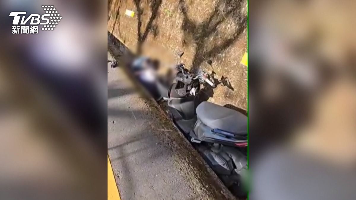 另一起車禍，一台機車卡在路邊側溝內，一男一女蹲坐其中。(圖／民眾提供)