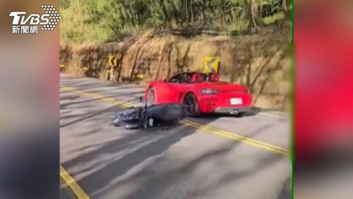 後方機車騎士可能車速過快，在保時捷煞車減速時來不及反應，就這樣撞上去。(圖／民眾提供)