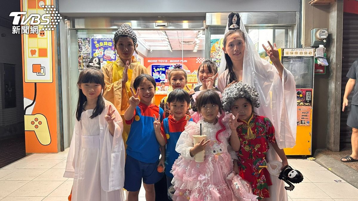 家長帶孩子一齊裝扮參與遊行。(圖/程子奕攝)
