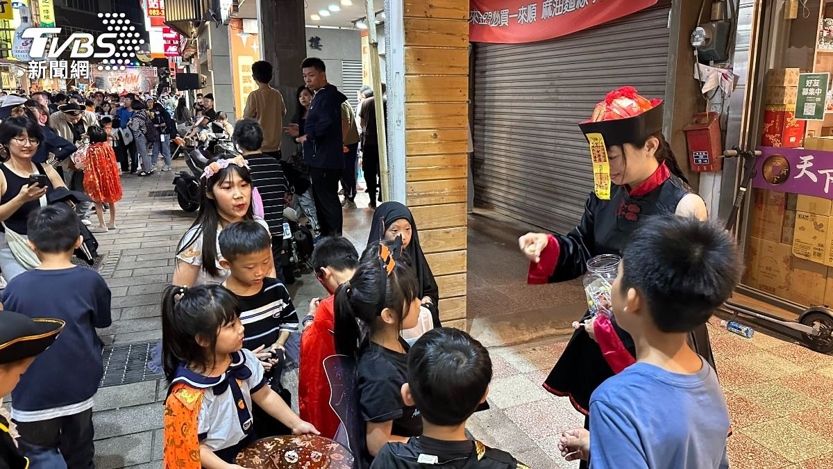 店員也很用心裝扮,在店門口發糖果。(圖/程子奕攝)