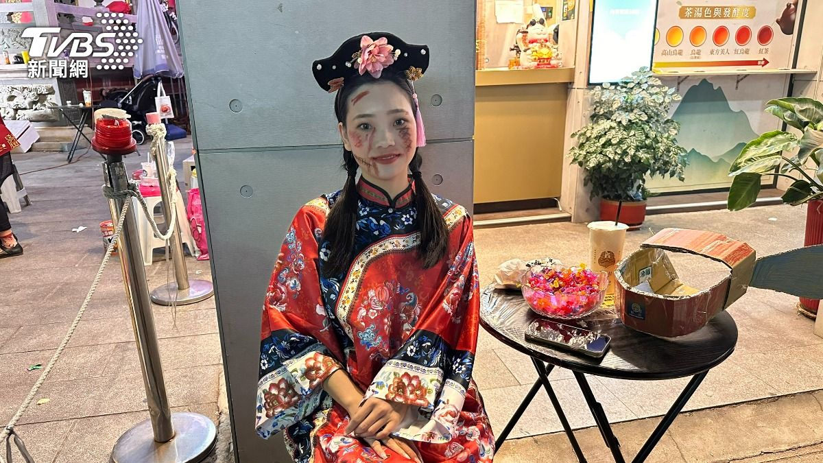 店員扮起恐怖格格相當用心。(圖/程子奕攝)