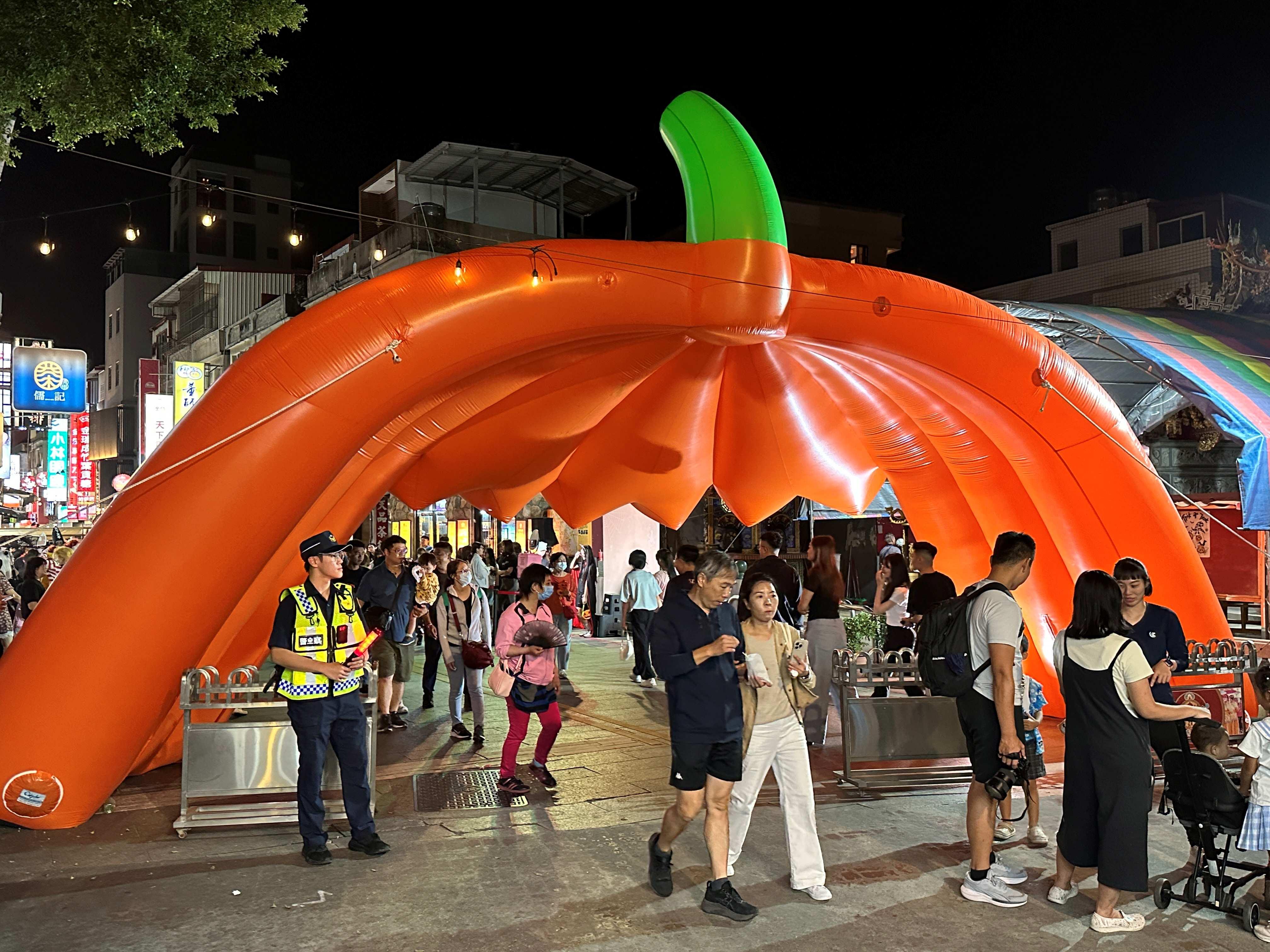 金城分局同仁在場維持交通秩序讓民眾安心玩。(圖/民眾提供)