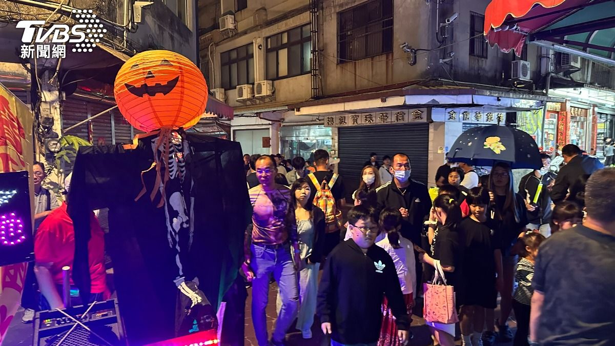 許多民眾自發參加遊行踩街。(圖/程子奕攝)