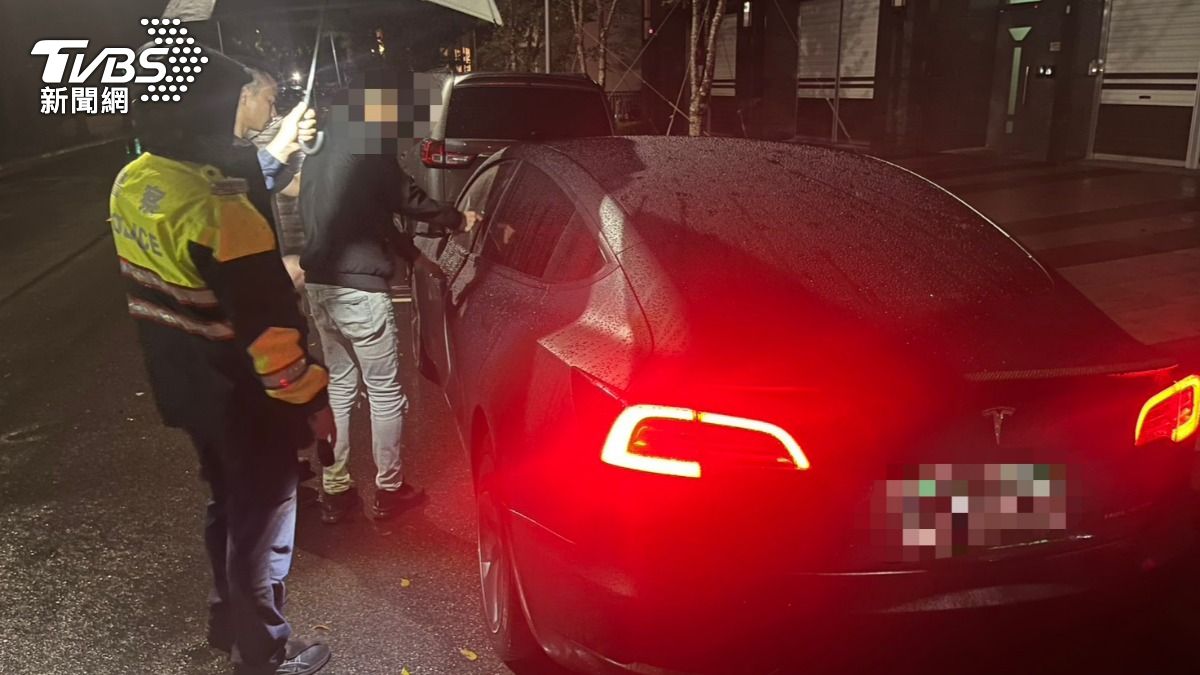 超商濺血!新北男欠賭債向玩伴借錢不還 竟把人砍到送醫