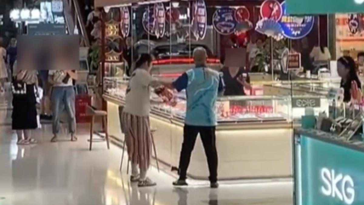 陸母逛商場弄丟孩子 情急竟拿滅火器「砸金店玻璃櫃」