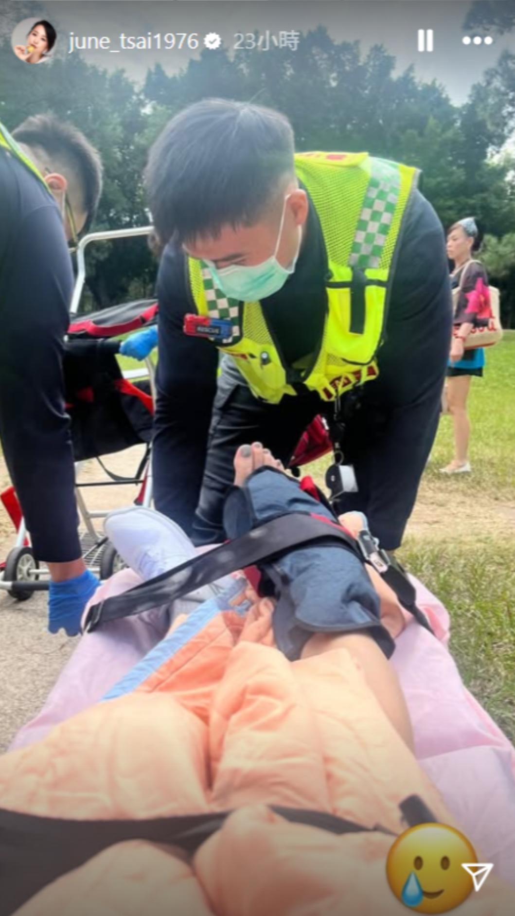 六月因腳踝腫到變形,需枴杖輔助走路。(圖/翻攝自IG)