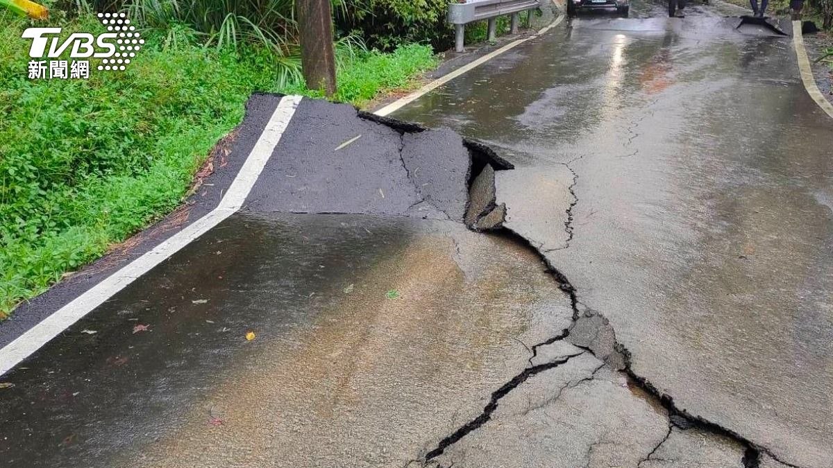 連日大雨轟雙溪山區!土石流淹沒路面 道路隆起裂大縫慘況曝