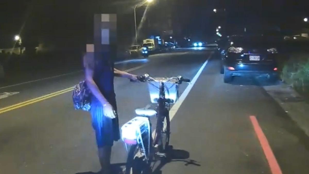 騎電動車搖晃被查發現白色粉末，男子竟稱拿來治頭疼。（圖／警方提供）