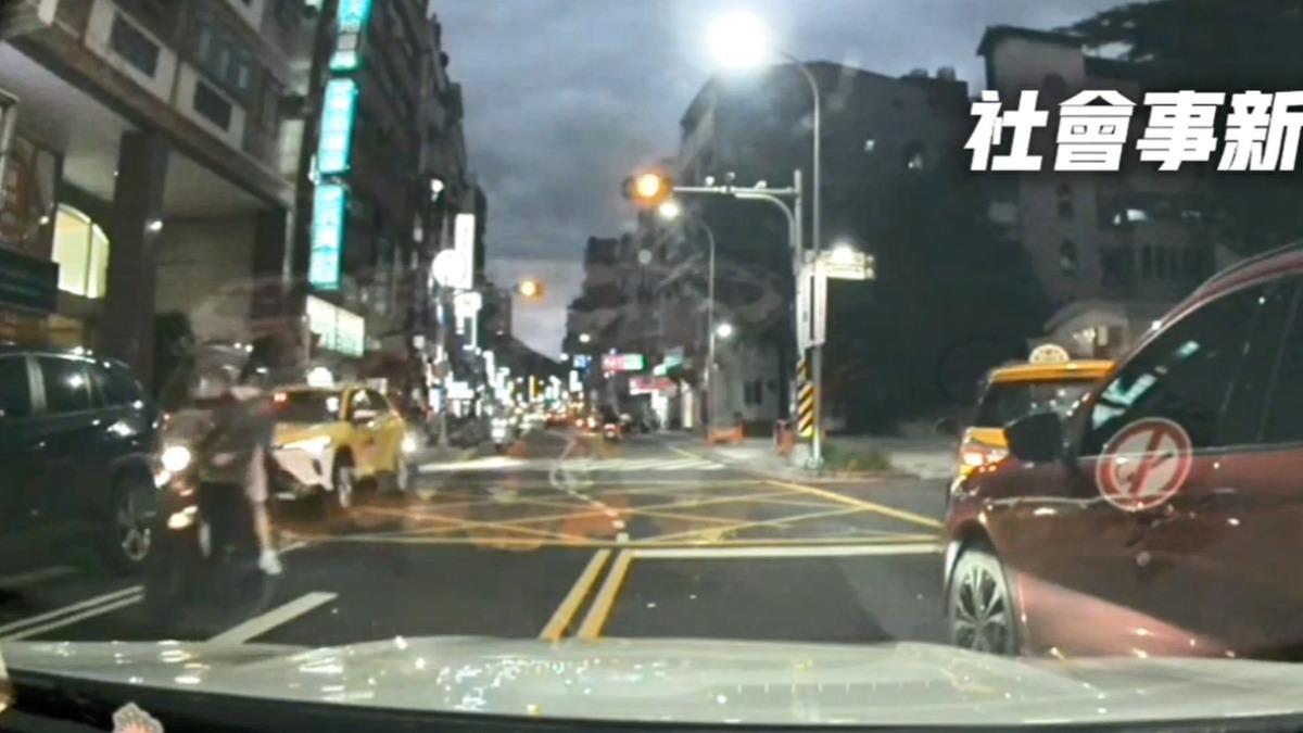 蘆洲國小旁占路等車位,無法往前竟遭怒拍。(翻攝 社會事新聞影音)