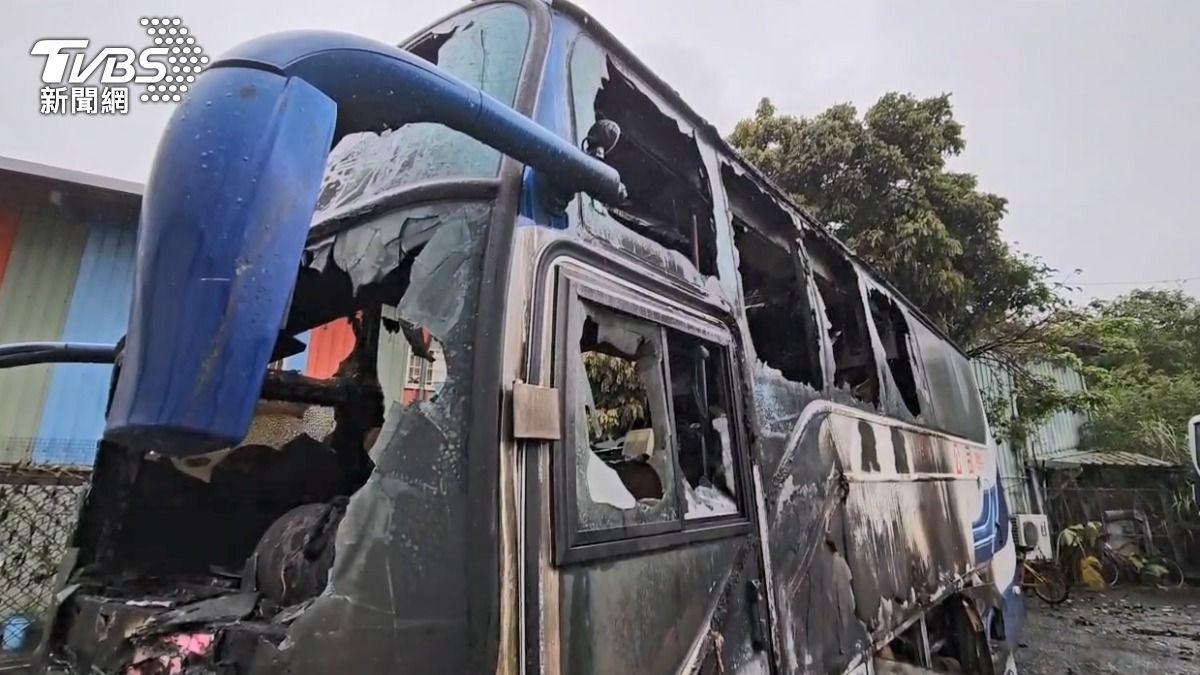 新北市深坑遊覽車起火,專家研判可能是漏油加上天氣因素釀災。 (圖/TVBS)