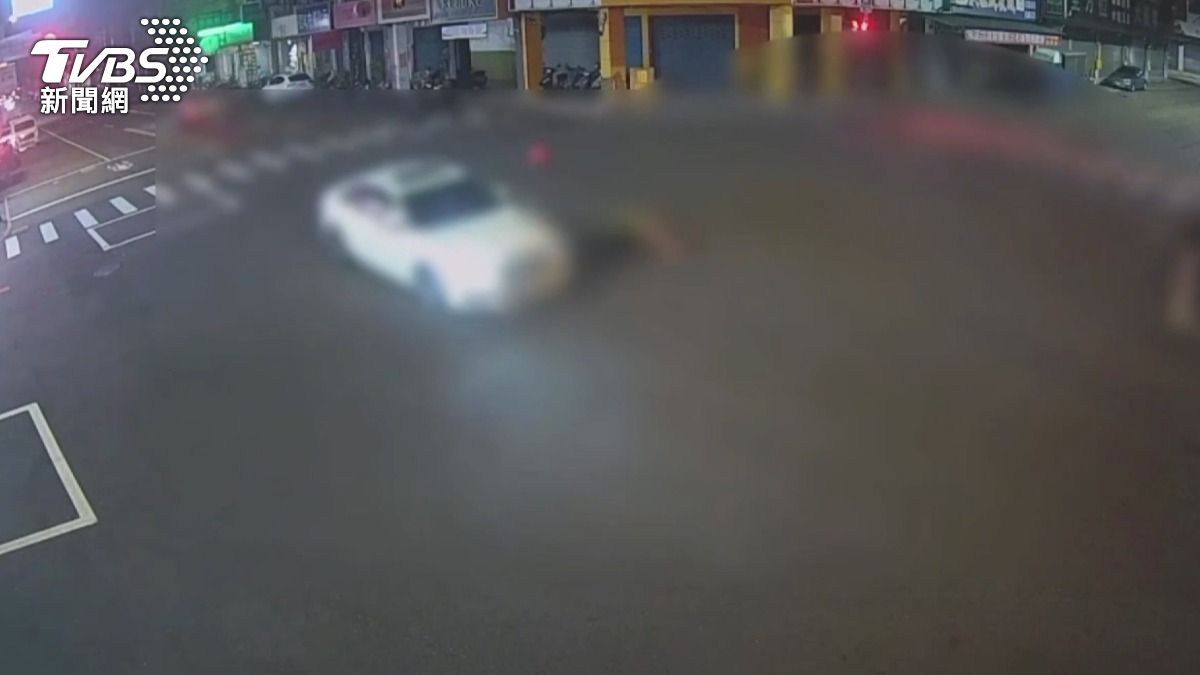 凌晨闖紅燈直衝不煞車!36歲女撞飛機車騎士 騎士身亡。(圖/TVBS)