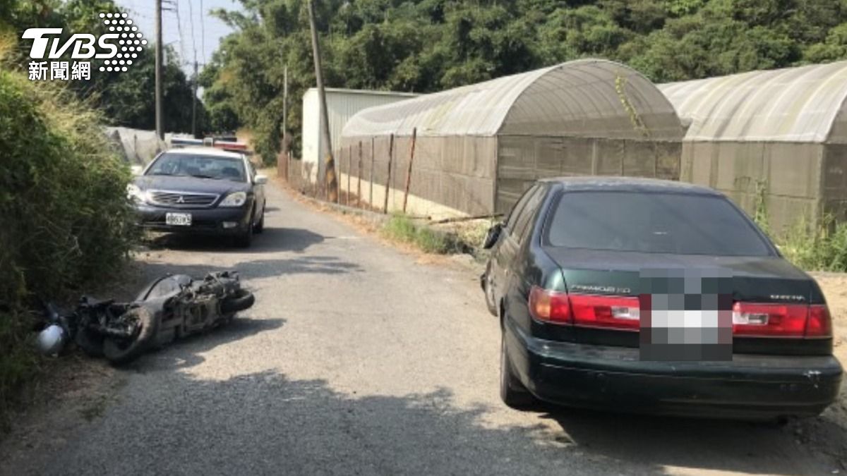 女子發生車禍後,撥打119不斷跳針喊「阿彌陀佛」,消防派遣員憑藉簡訊定位,才得知她的位置。(圖/TVBS)