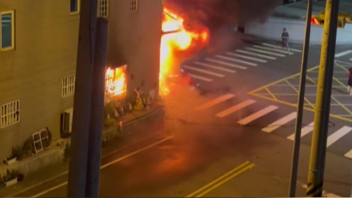 台中透天厝一樓竄惡火!雲梯車救出6人 「2戶9口」驚險脫困。(圖/民眾提供)