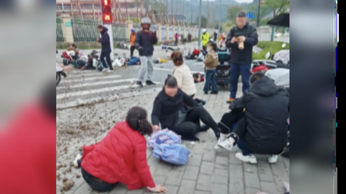 湖北一間小學門口疑似發生無差別衝撞事件,一名48歲男子在毫無減速的情況下,直接撞向人群,造成1名學童死亡,4人輕重傷。(圖/網路)