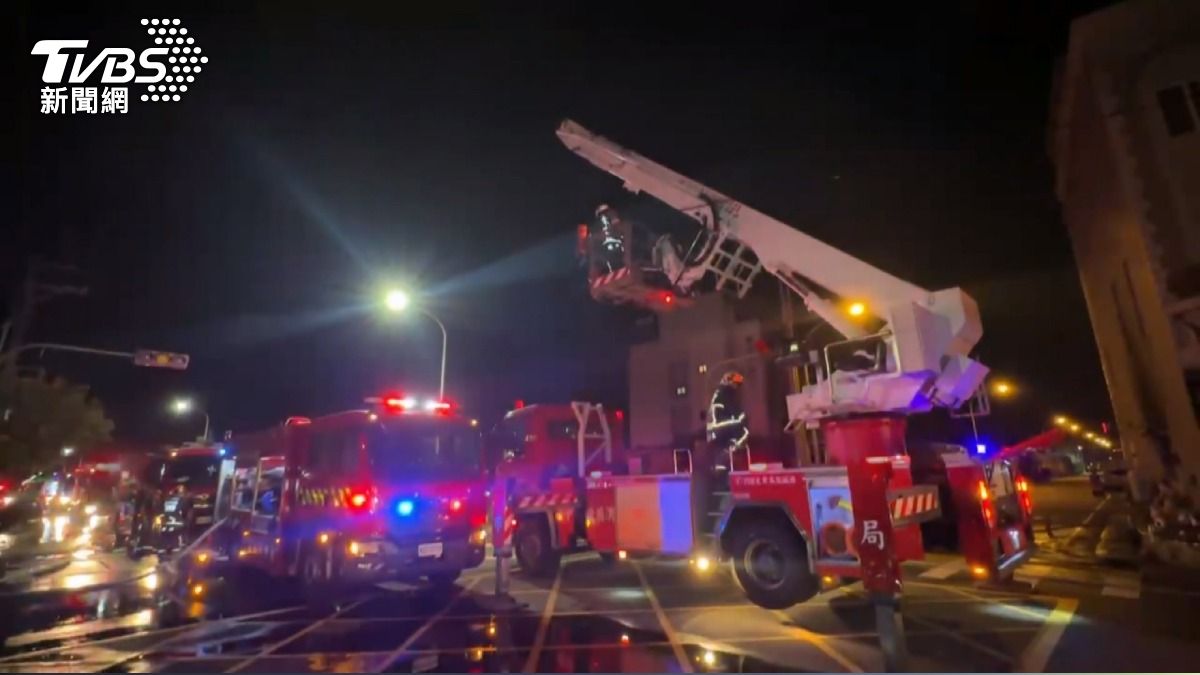 台中透天厝爆炸聲 6人受困「雲梯車救援」。(圖/TVBS)