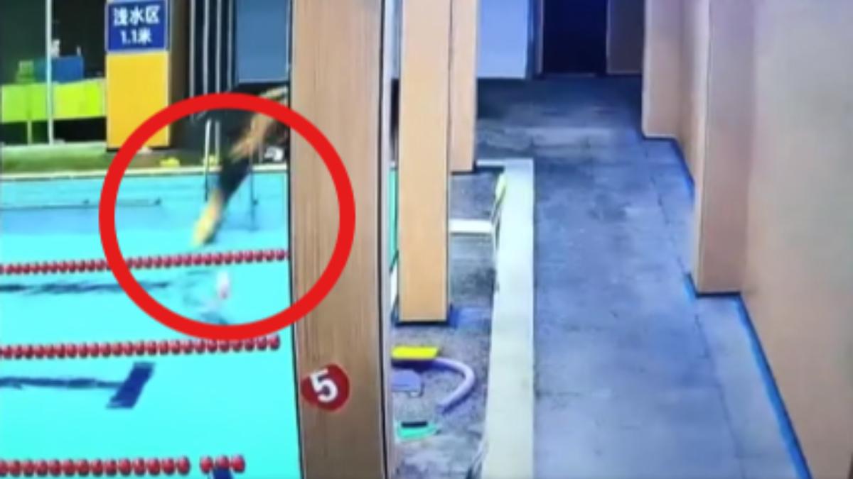 一名體育老師教女兒跳水,結果淺水區深度僅110公分,男子跳水後疑似腦袋撞擊池底,重傷搶救不治。(圖/網路)