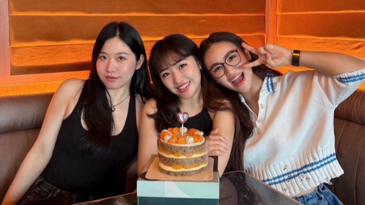 吳姍儒(右起)曬出與大妹Vivian和小妹Olivia的合照。(圖/翻攝吳姍儒IG)