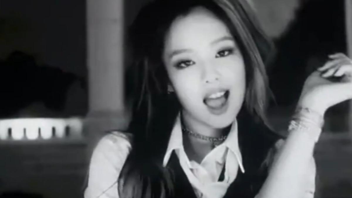 BLACKPINK曼谷第二日演唱會的MV改由黑白色播出。（圖／翻攝自網路）