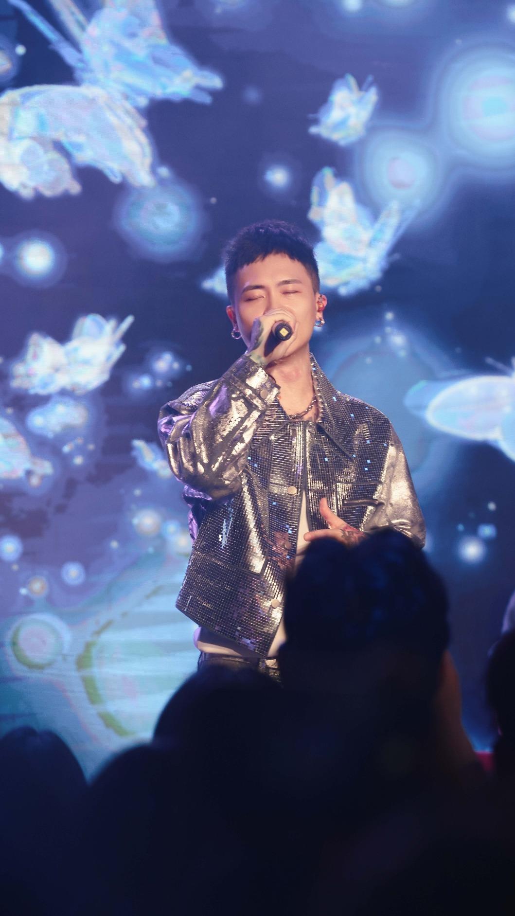 蕭秉治狂睡14個小時。(圖/相信音樂提供)