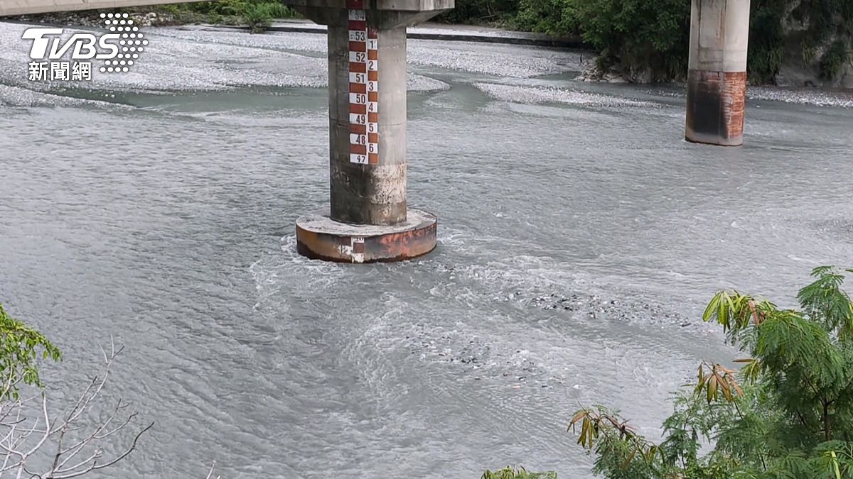 工程團隊已順利開挖出深槽,湖水正持續向下游溢流。(圖/TVBS)