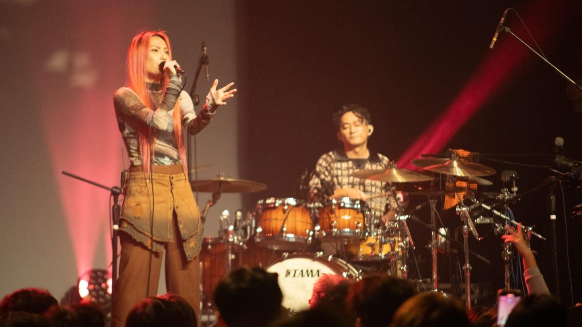 Tizzy Bac笑說此次演出形式形同素顏上台。(圖/相信音樂提供)