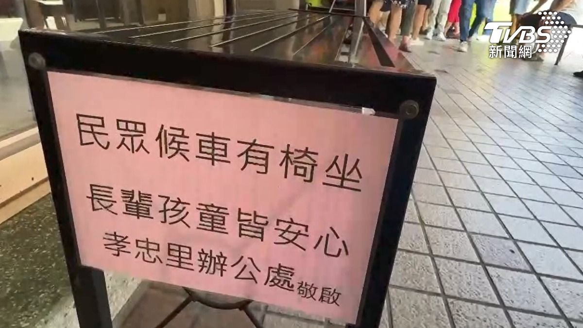 基隆拆騎樓坐椅,開放機車停,民眾怨難走。(圖/TVBS)