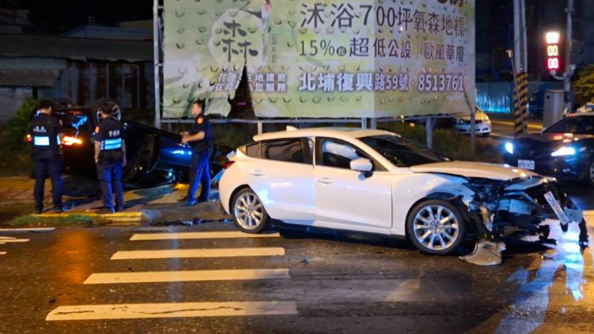 車頭全毀，轉好幾圈還四腳朝天。（圖／警方提供）