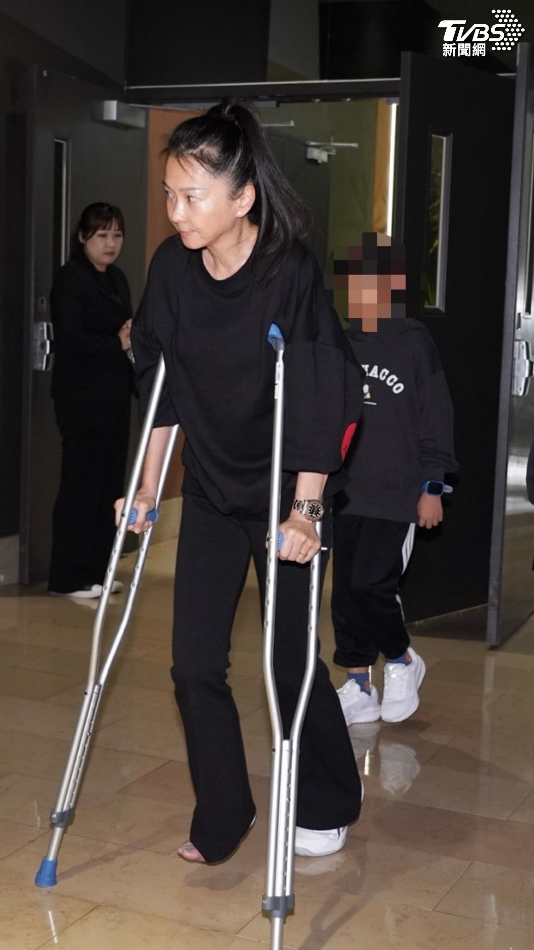 六月腳踝扭傷拄枴杖現身。(圖/趙世平攝)