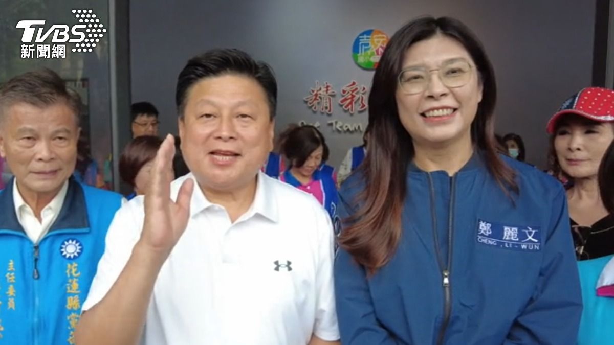 國民黨團總召傅崐萁,在花蓮與主席當選人鄭麗文同台,並強調國民黨一定要團結。(圖/TVBS)