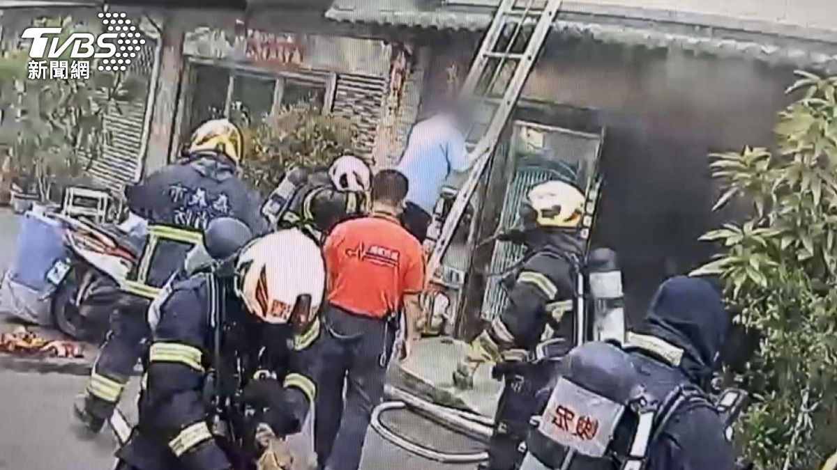 3樓透天厝中午發生火警，一度有兩人受困三樓，消防人員前往架梯搶救（圖／TVBS）