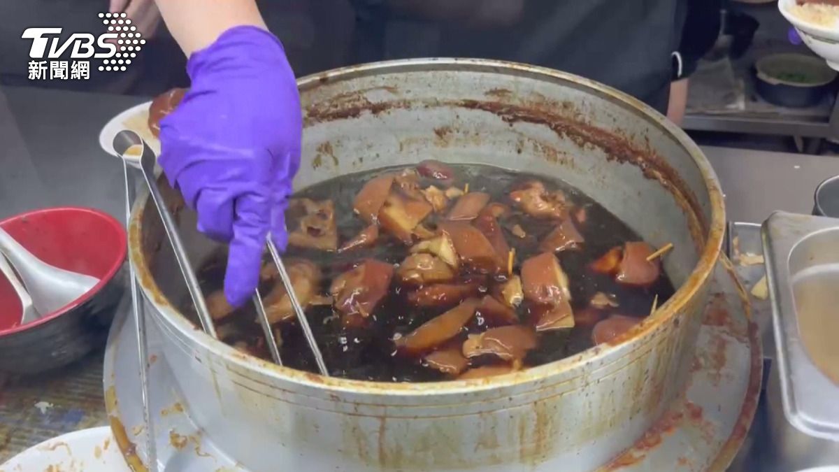 阿泉爌肉飯計劃提前推出原本準備上市的雞腿飯新品,作為應變措施。(圖/TVBS)