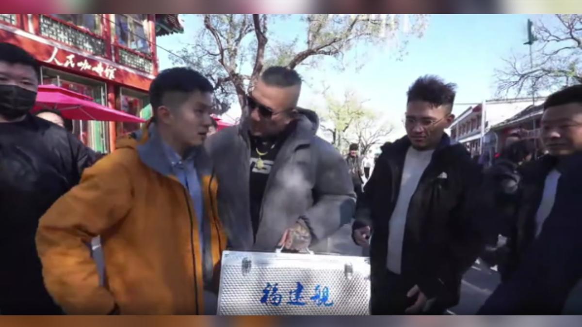 館長陳之漢到北京直播,有粉絲送上「福建艦」模型作為伴手禮。(圖/館長惡名昭彰YT)