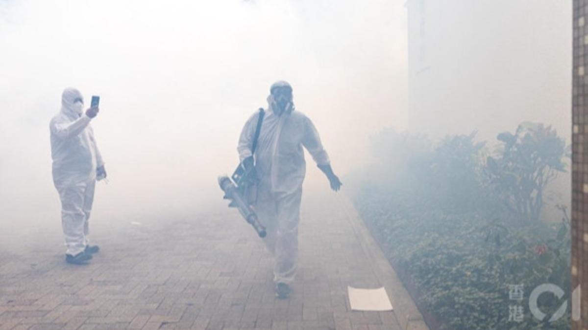 香港衛生署派相關人員到場噴滅蚊煙霧。(圖/香港01)