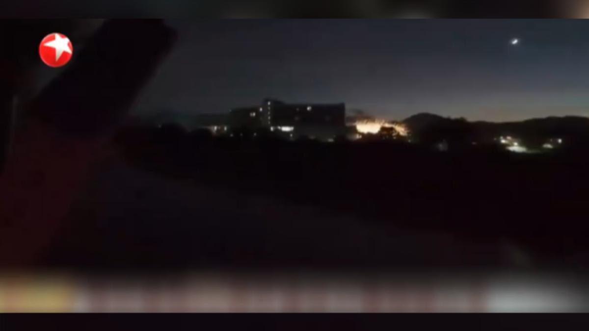 陸媒報導，緬甸KK園區傳出巨大爆炸聲與火光，泰國境內也能清楚目擊現場情況，濃煙瀰漫數分鐘。（圖／上海東方衛視）