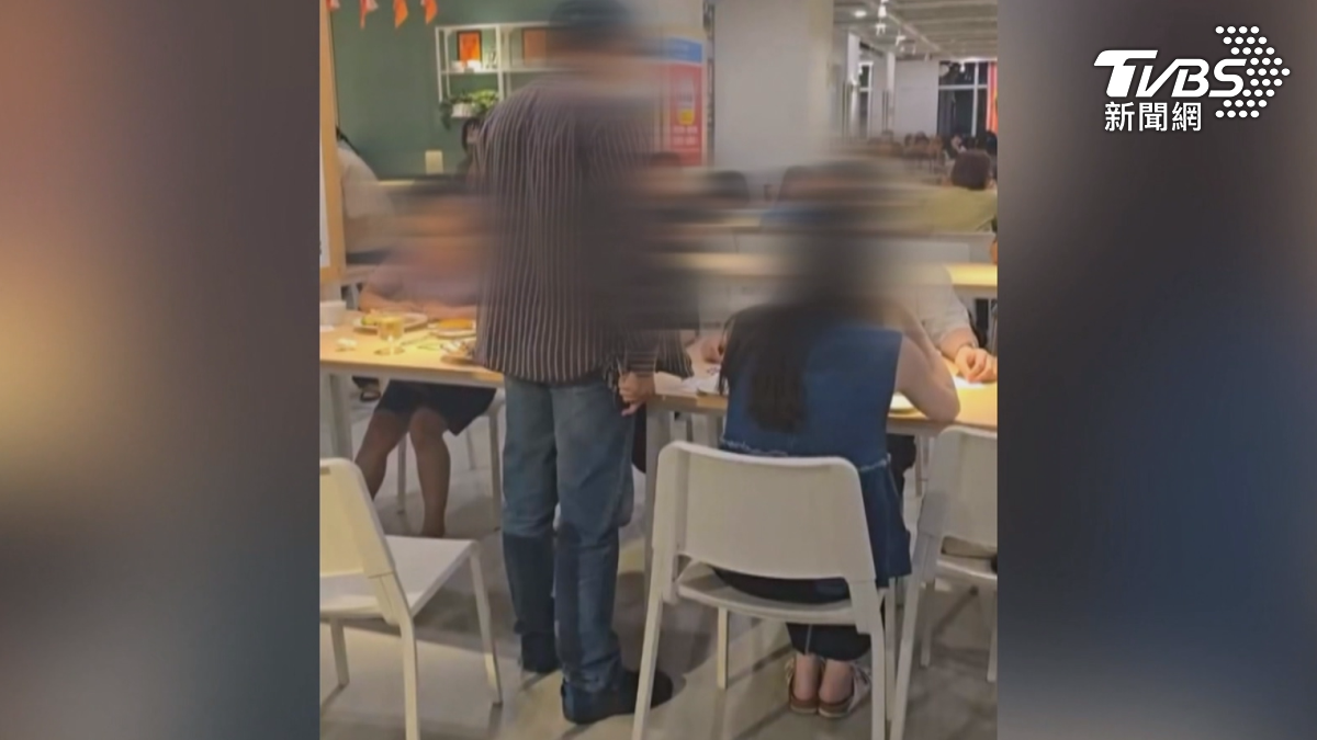 連鎖家具賣場內，男子右手握著牛排刀，一邊跟鄰桌的民眾理論，嚇壞附近民眾（圖／民眾提供）